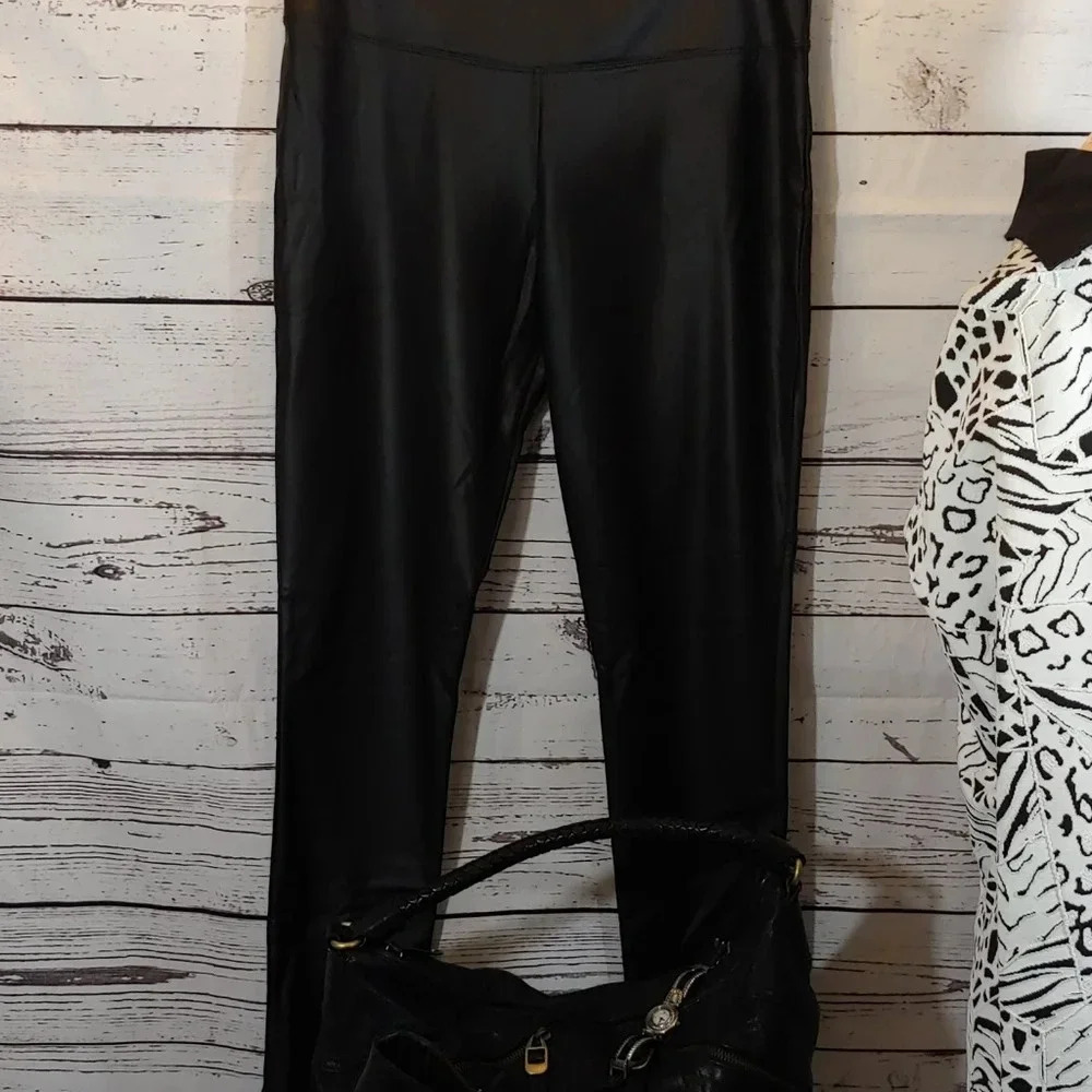 Women's pants and long sleeve top outfit - Picture 7 of 15